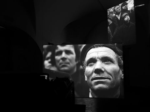 Vista d'insieme della sala con più proiezioni contemporanee