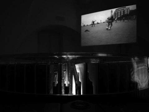 Uno degli schermi di proiezione con una fotografia in bianco e nero
